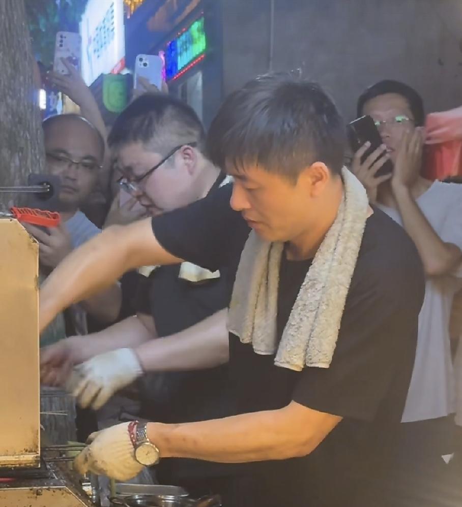 没错，最近河南省平顶山市的烧烤摊主，这下火了。就是因为摊主的个人面容、动作、神态