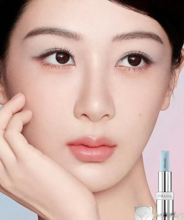 #杨紫 蓝色唇膏##杨紫[超话]#好和谐，这个海报拍的好哎，蓝粉撞色然后突出主题