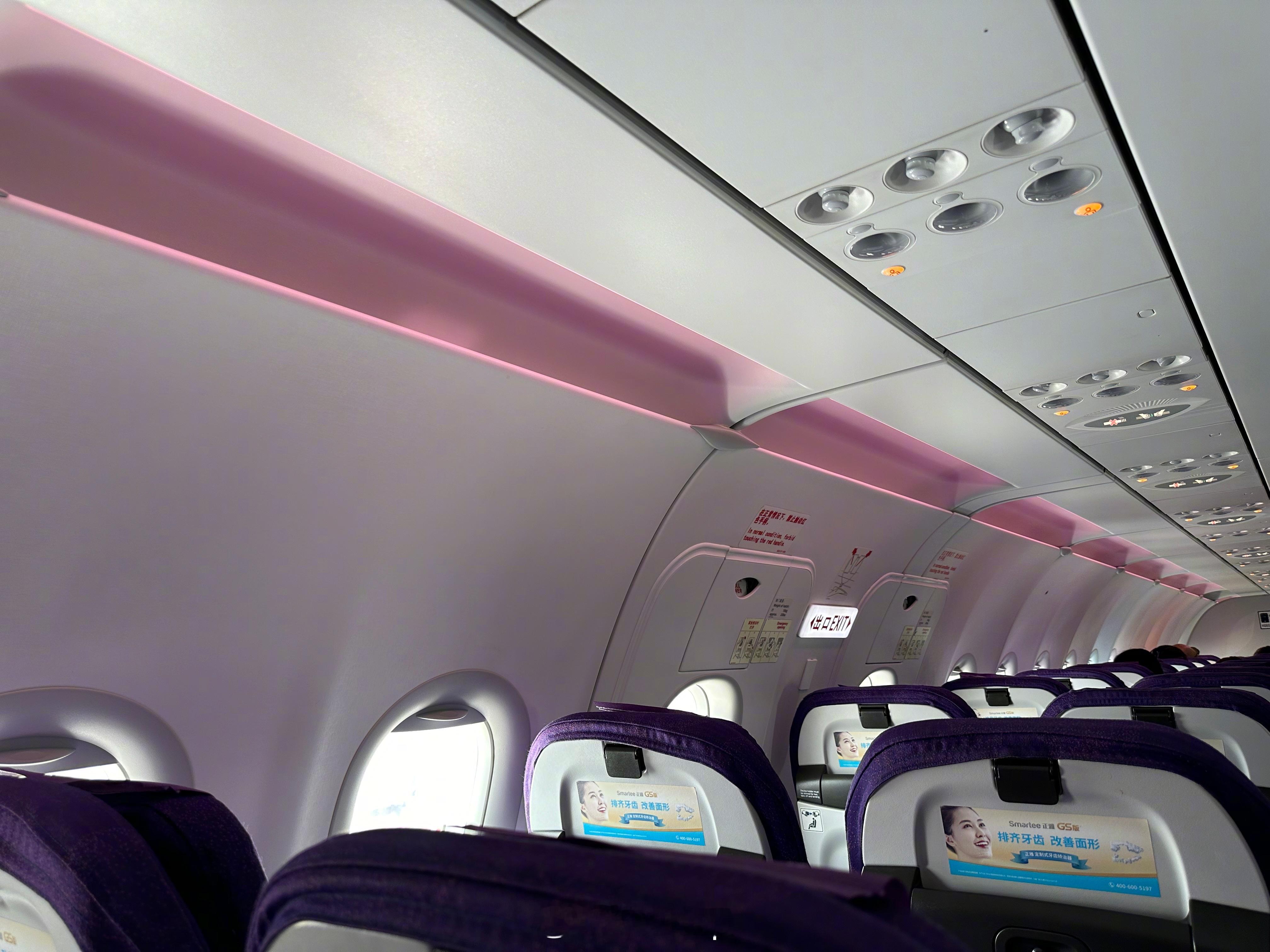 最喜欢坐吉祥航空了，整个座舱都是粉色的！还免费看了个汽车广告。 [doge] ​