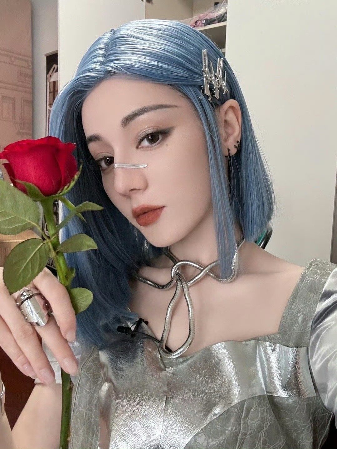 #迪丽热巴[超话]# 蓝色妖姬和玫瑰真的和热巴很配[给你小心心][给你小心心]疯