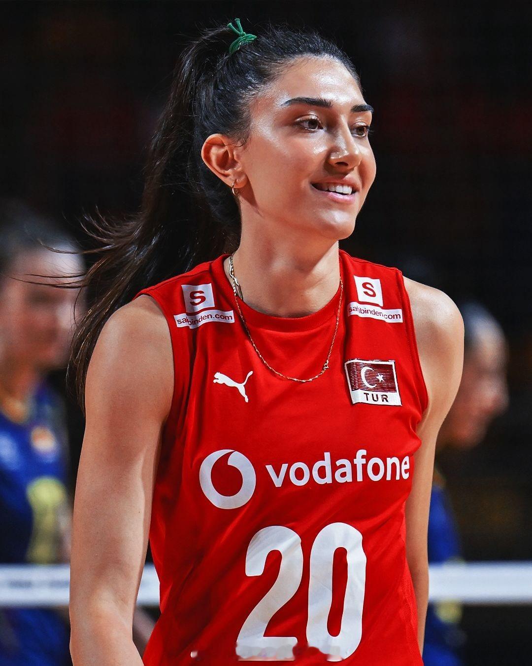 🇹🇷 亚普拉克·埃尔凯克今天不上场的原因是她腹股沟有拉伤，有一点轻伤。📍可
