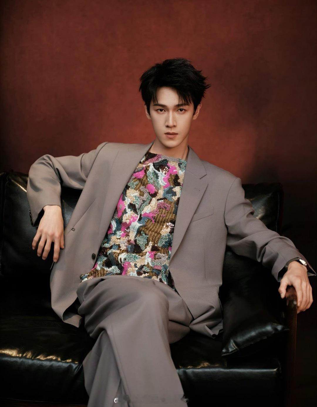 李昀锐、刘雨昕、陈都灵、刘宇宁、白鹿、卢昱晓、邓恩熙、孟子义、曾舜晞的跨年造型来