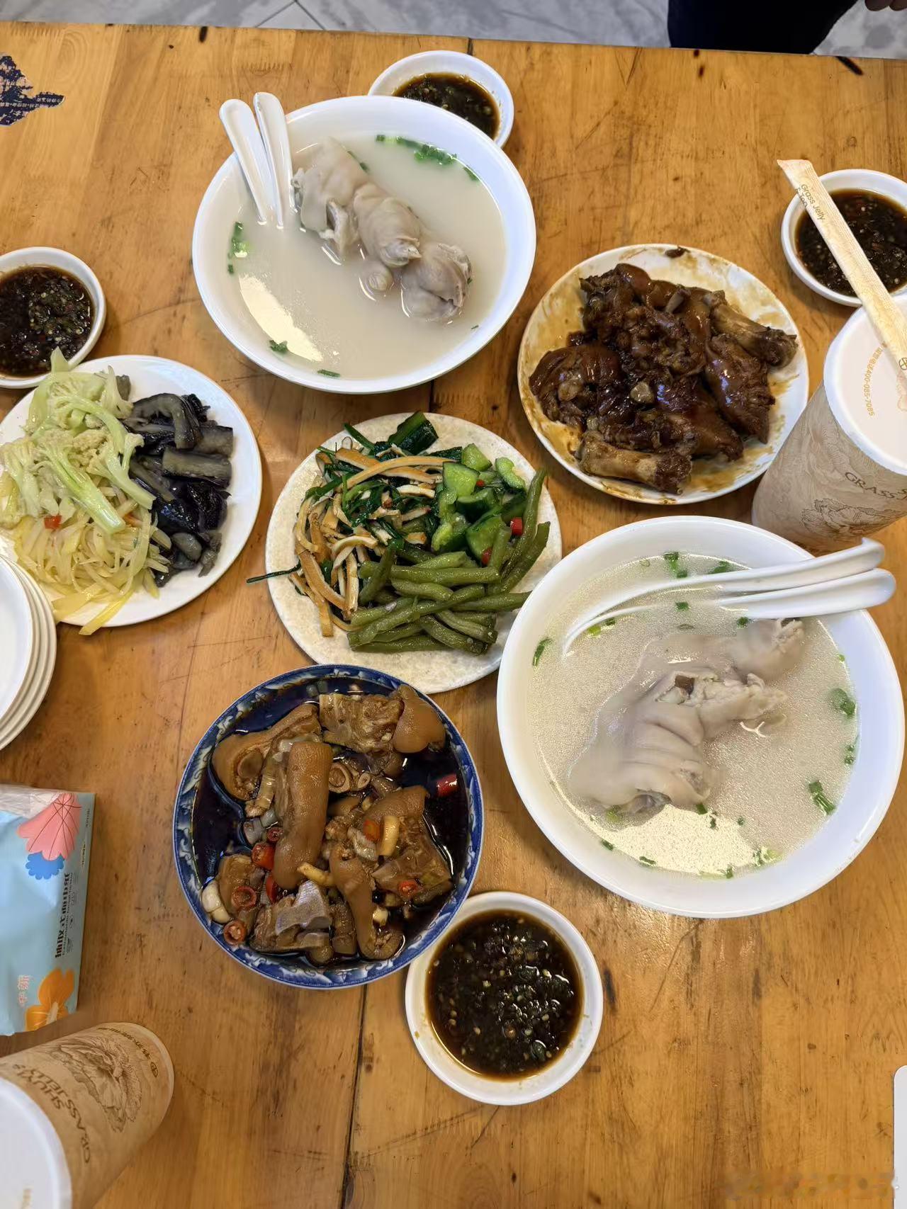 跟家人们汇报下，晚上朋友请吃的蹄花[柯基]朋友说这是成都市花[哆啦A梦害怕]大金