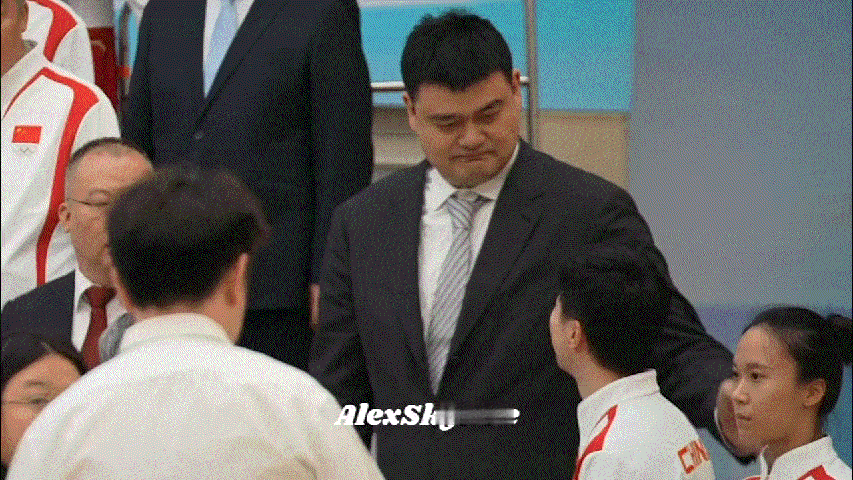 #马龙姚明你俩看起来有点熟啊#大姚表情包又一经典了[哈哈]#篮球热力一夏# ​​