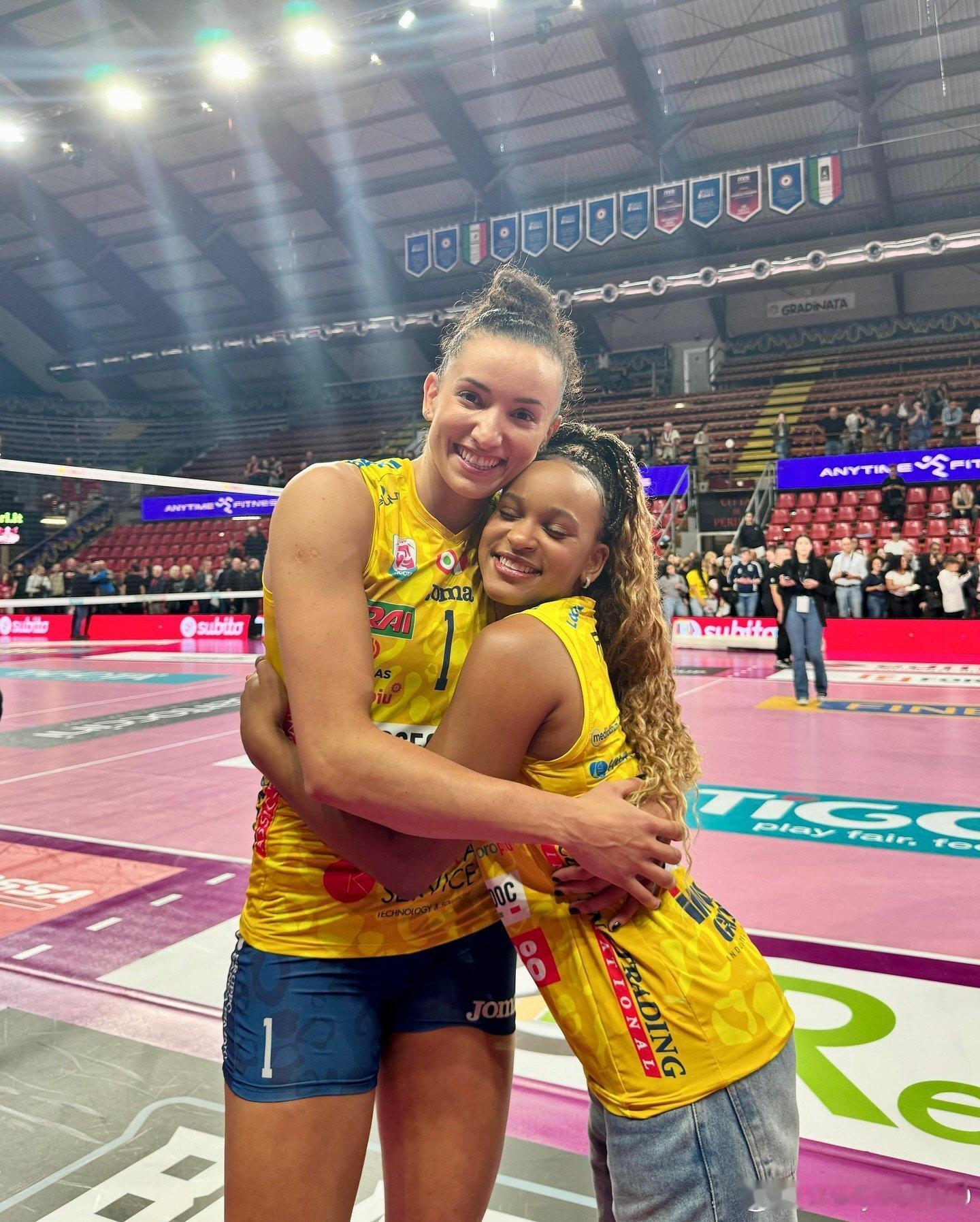 📸六块奥运奖牌得主🇧🇷丽贝卡观看科内利亚诺的比赛#女排[超话]# ​​​