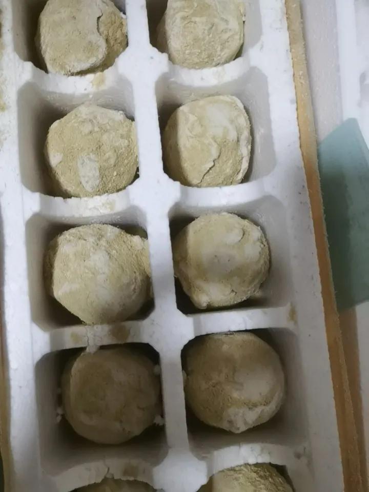 网上买的变蛋越来越小，有的，只比鸽子蛋大一点点。

  估计市面上的小鸡蛋都被卖