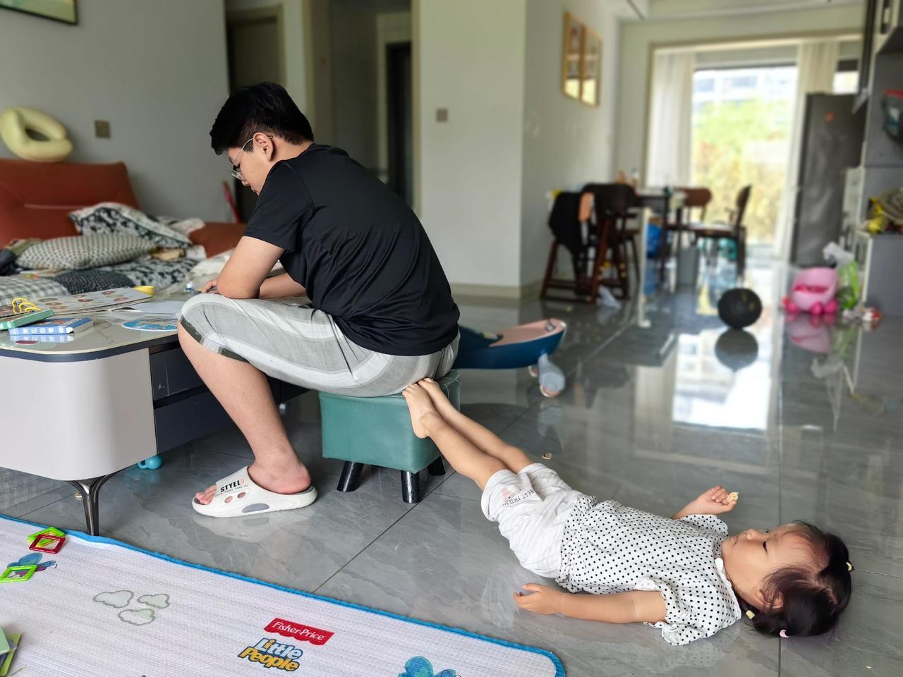 日子就在这吵吵闹闹、嘻嘻哈哈里慢慢淌，像一碗加了糖的白粥，平淡里藏着化不开的甜。