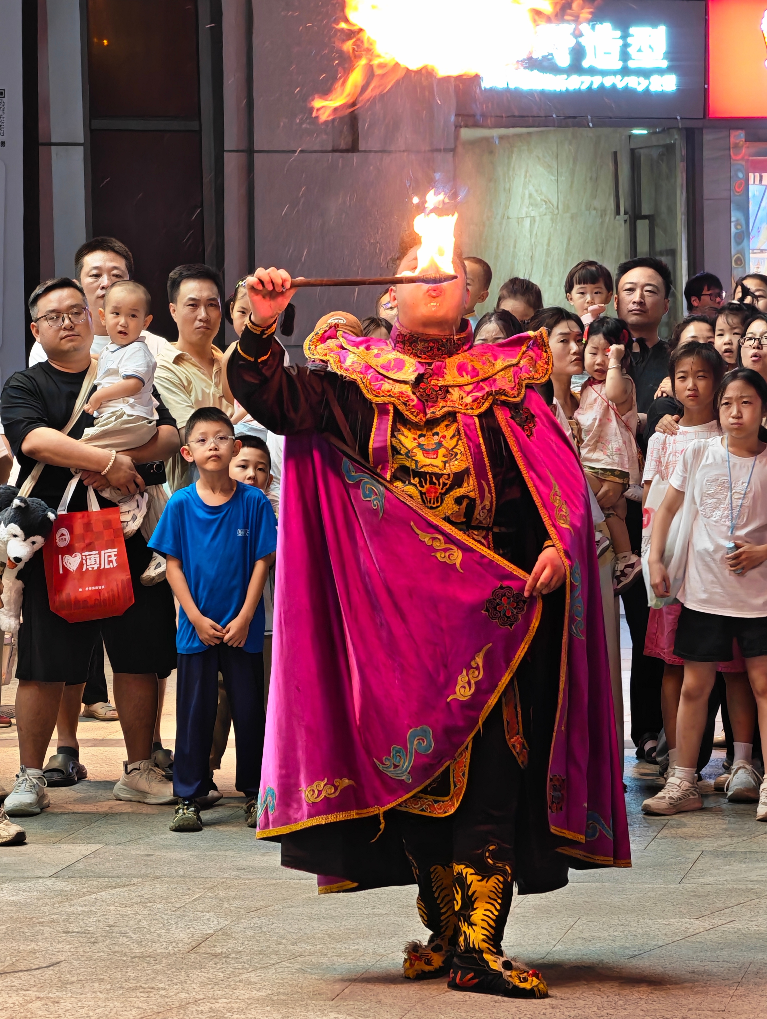 在万达门口看到现场吹火了，属实不易。 