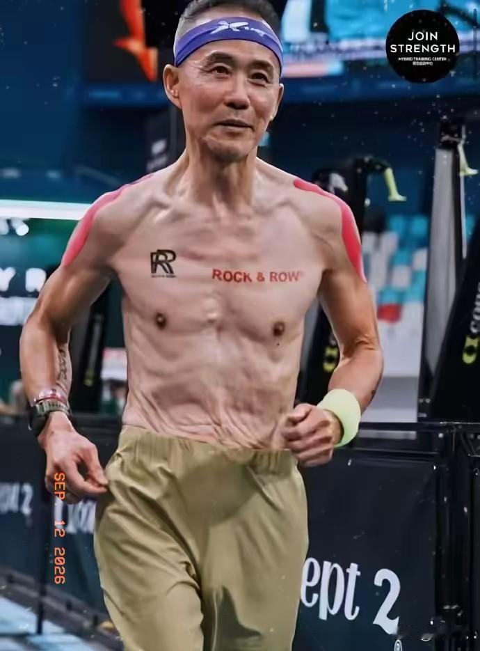 王石作为参赛选手，参加了上海室内综合体能挑战赛。照片显示，老态龙钟，肌肉流失严重