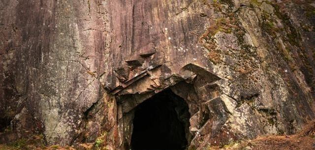 1984年，辽宁一位男子想练武功，在听说村子附近的山洞里有“秘籍”后，便背上工具