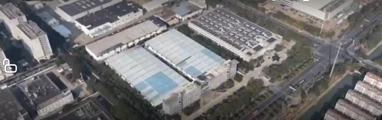 在中核苏阀的现代化厂区里，智能产线高效运转，精密机床打磨着核级阀门的核心部件，各