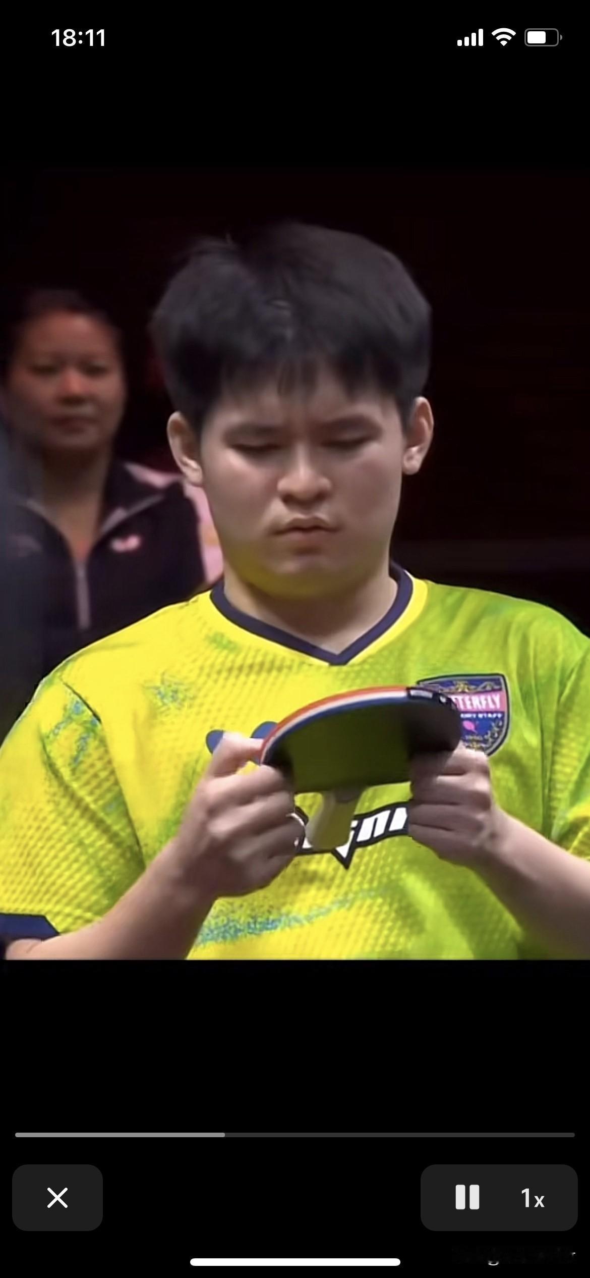 林诗栋1:4樊振东。林诗栋一直在看自己的拍子。他不明白今天拍子怎么就不好使了？怎