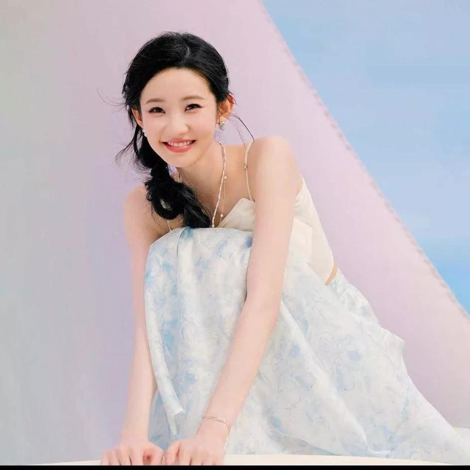 温柔甜美少女，粉色背景，花裙子