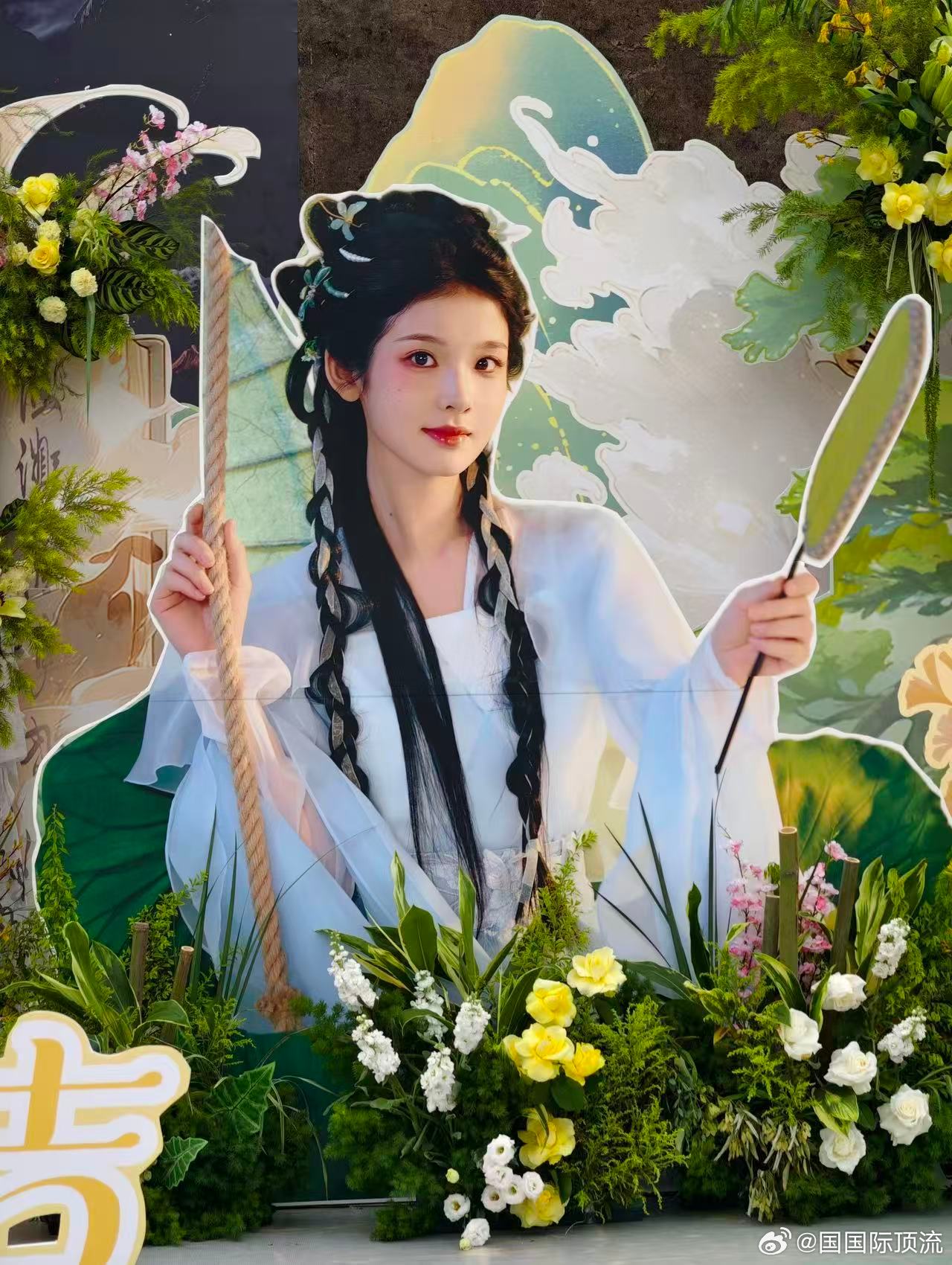 张淼怡错世录造型很难不爱淼怡错世录妆造，黑红襦裙搭配红油纸伞，悬浮黄符加上缥缈烟