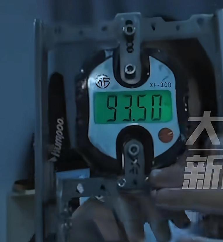 这位女高中生一定是李元霸转世
最近，一位女高中生火爆了全网，她单手握力，竟然高达