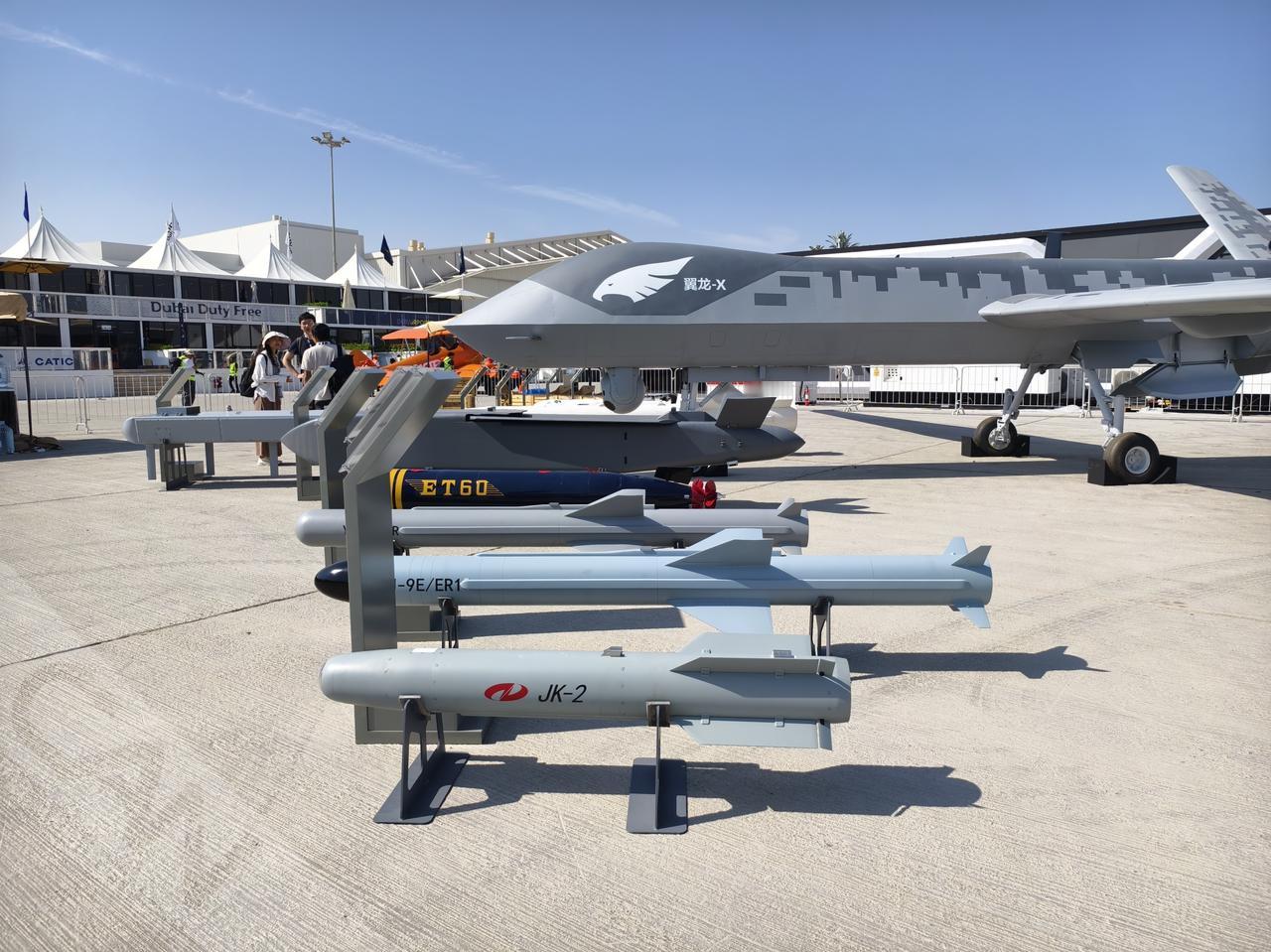 2025年迪拜航展室外静展区，“翼龙”-X无人机“重磅”登场。（摄影：吴紫磨）