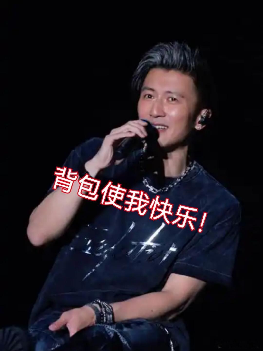 有网友在日本机场遇到准备返回北京的谢霆锋王菲，谢霆锋帮姐姐王菲背包，王菲走在谢霆