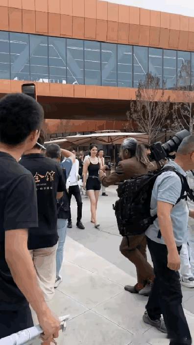 这是哪根葱啊，骄横跋扈，颐指气使，实在令人作呕。