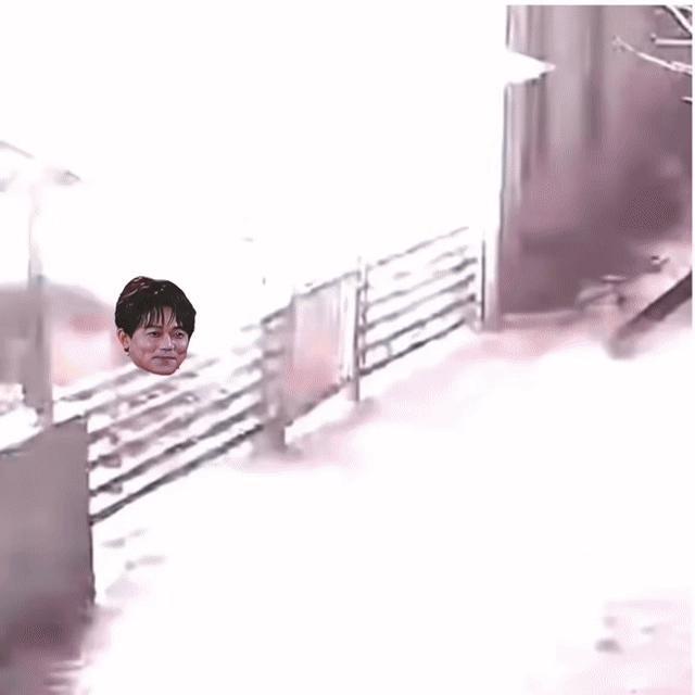 苏醒苏醒，一个把“歌手”当副业的男人。快男亚军出道，现在打开简历：主持人✓ 播客