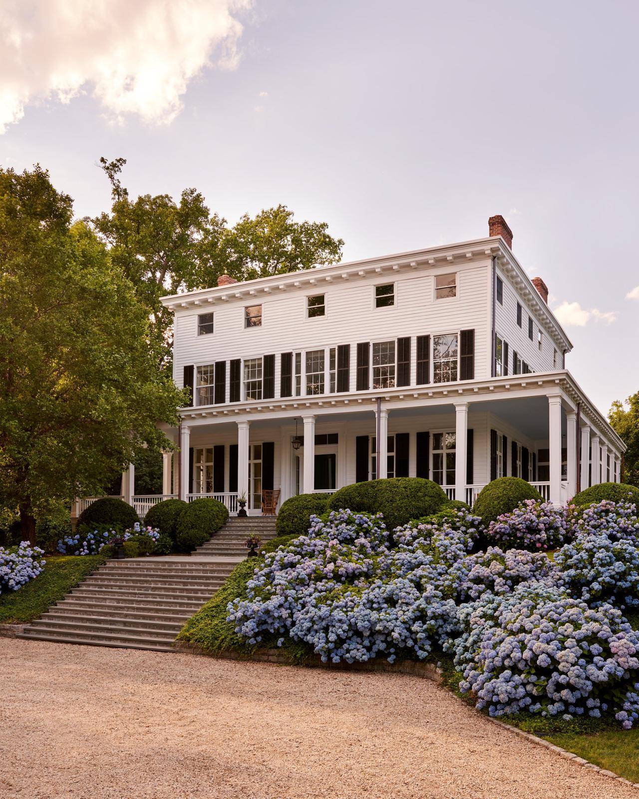 位于 Locust Valley 的这栋希腊复兴式（Greek Revival）