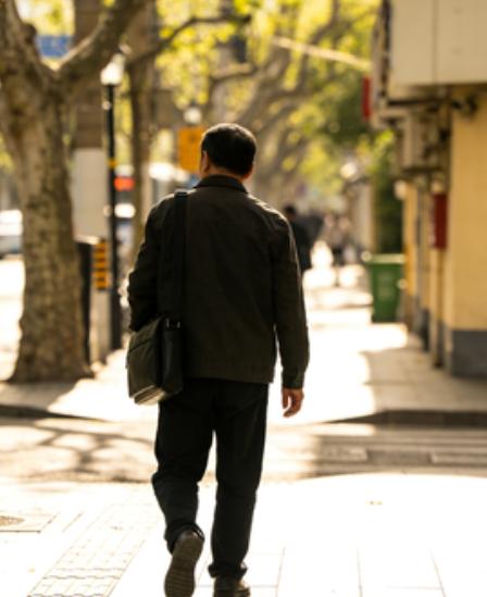 张雪峰有一次在直播里，讲着讲着忽然停下来，很认真地说：咱们实话实说，人这辈子，拼