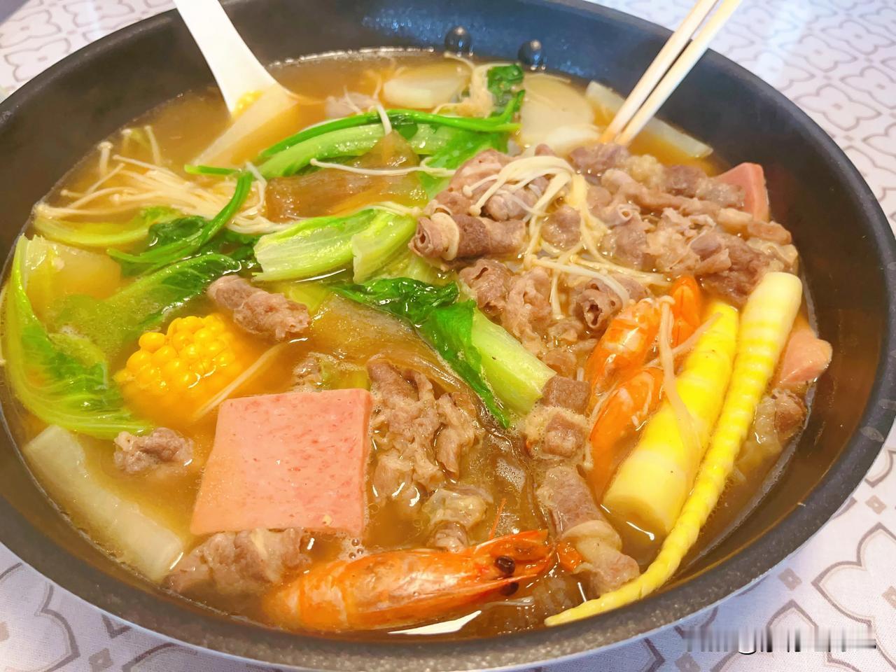 中午用牛骨汤底料煮了一大锅东西，世棒的午餐肉，山姆的肥牛卷，高山细笋，玉米，大虾