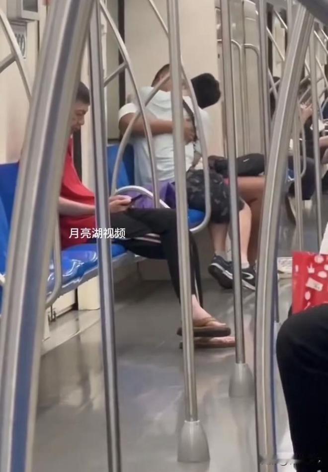 现场直播？，两个男的在地铁上公然做那事，十分亲密，曝光的图片看更受不了！那么着急