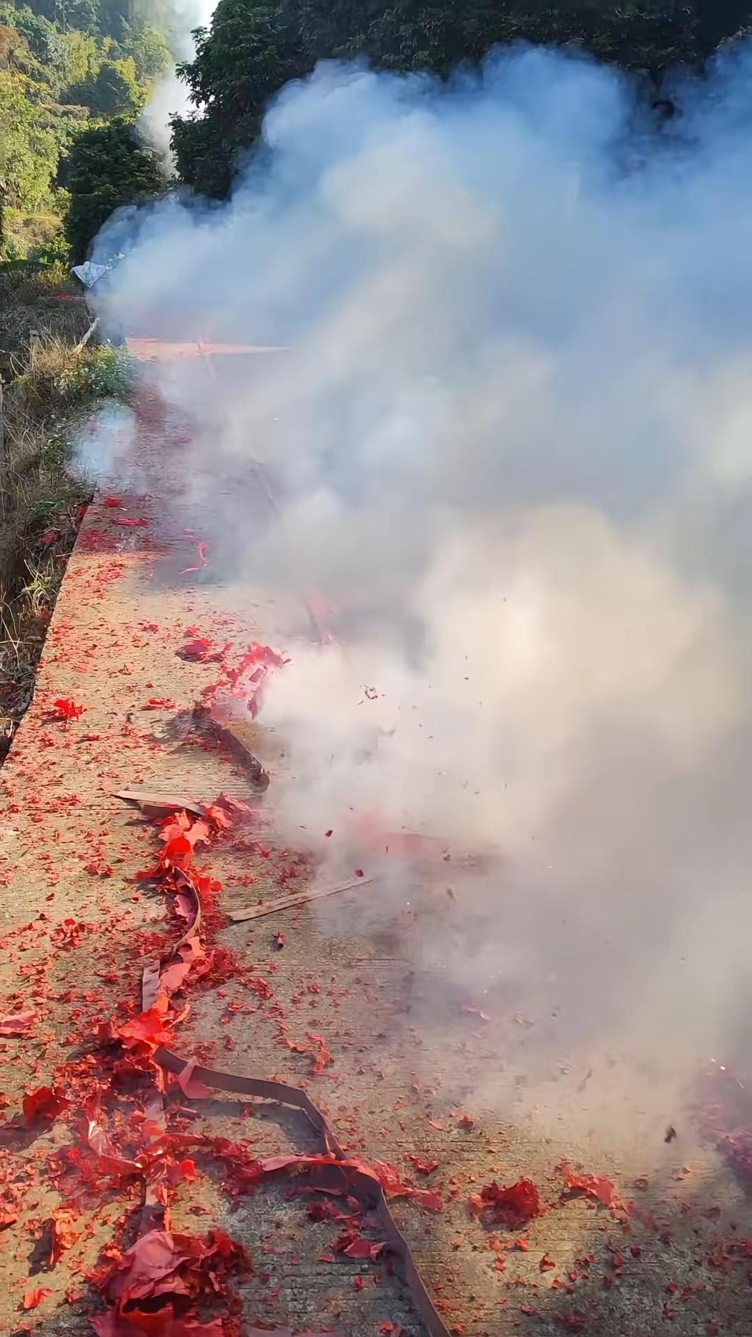 今年有个怪现象：
今天都农历初十了，大部分工厂都开工了，但好多小厂只放下鞭炮，关