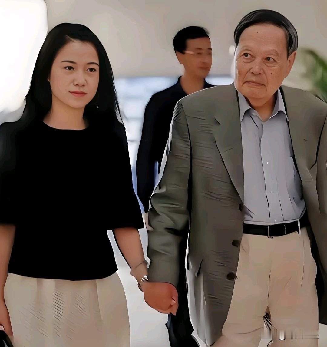 老爷子刚入土为安，大家竟然这样看待他的娇妻杨振宁，翁帆 :

终于自由了，有钱了