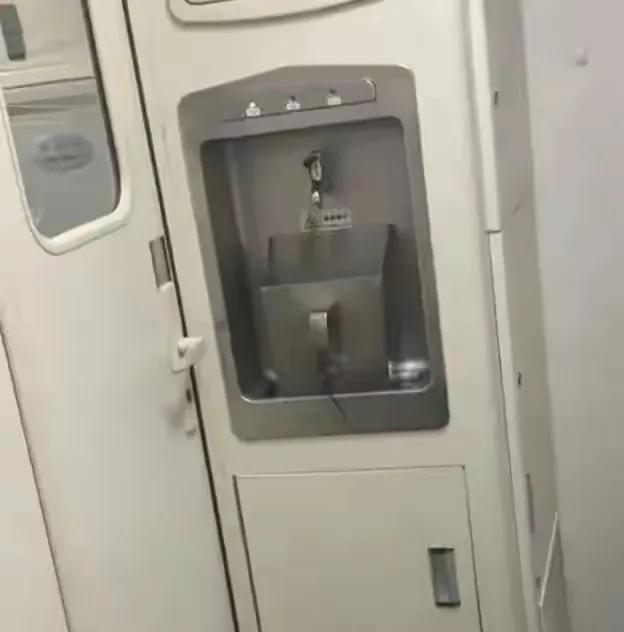 火车上，用簸箕接开水


记者致电全国铁路服务热线12306。工作人员表示，目前