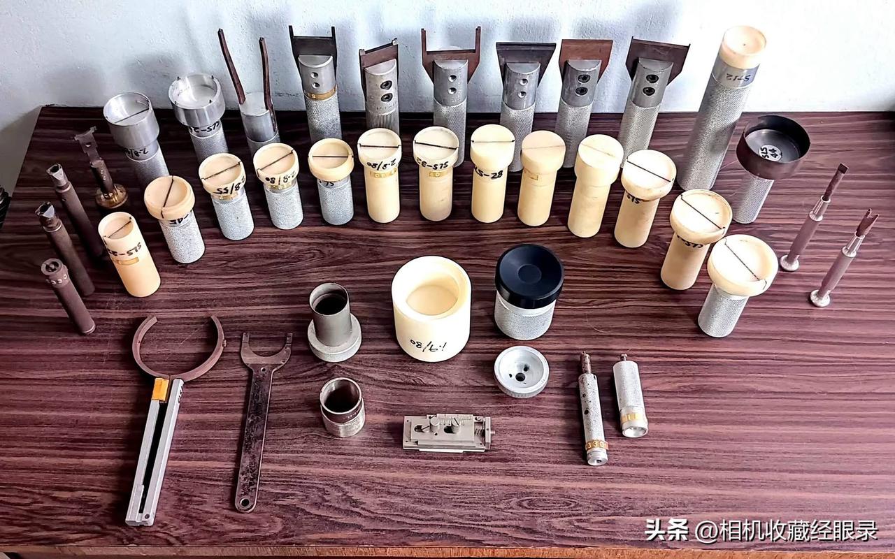 周末轻松一下：一位大拿的镜头修理工具！

今天周末，不介绍相机和镜头了，放松一下