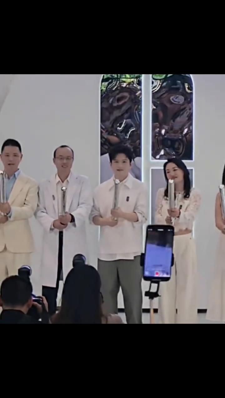 雅诗兰黛日金黑神。
肤学专家指导研发。
我们一同倒数计时五个数好吗？好。让我们共
