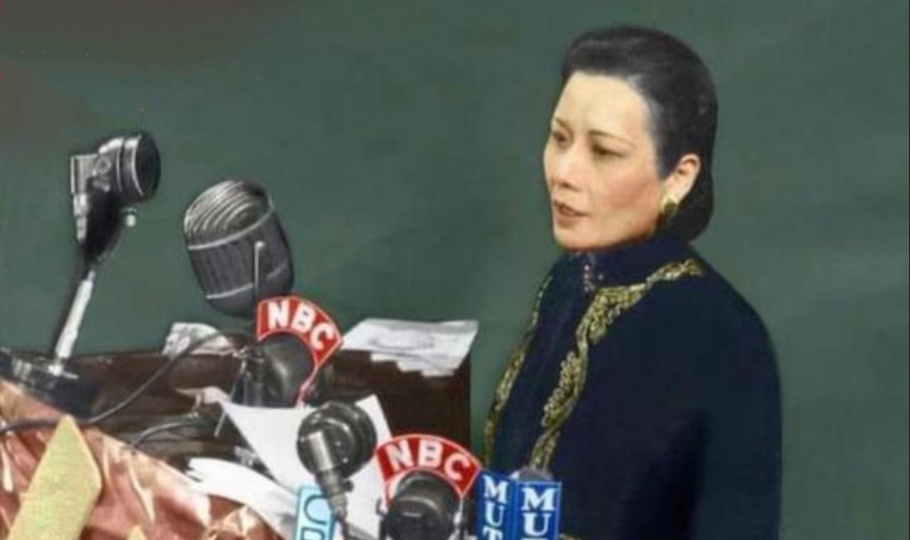宋美龄曾建议美国用原子弹打击自己的祖国
 
上世纪五十年代，退守台湾的宋美龄，曾