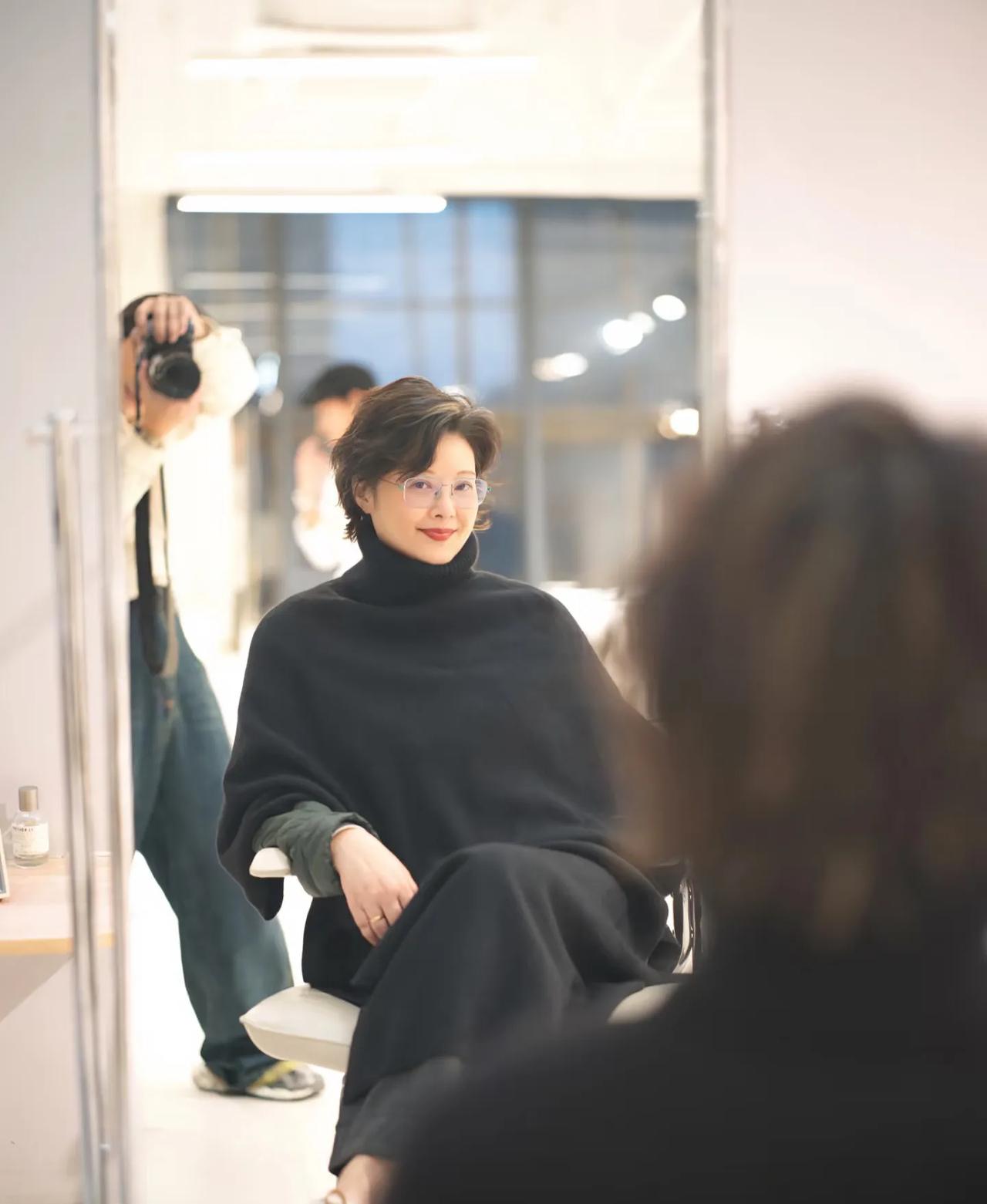 还有人记得她么？曾经的杜小月，袁立
前些年不修边幅，疯疯癫癫，最近她去染了头发，