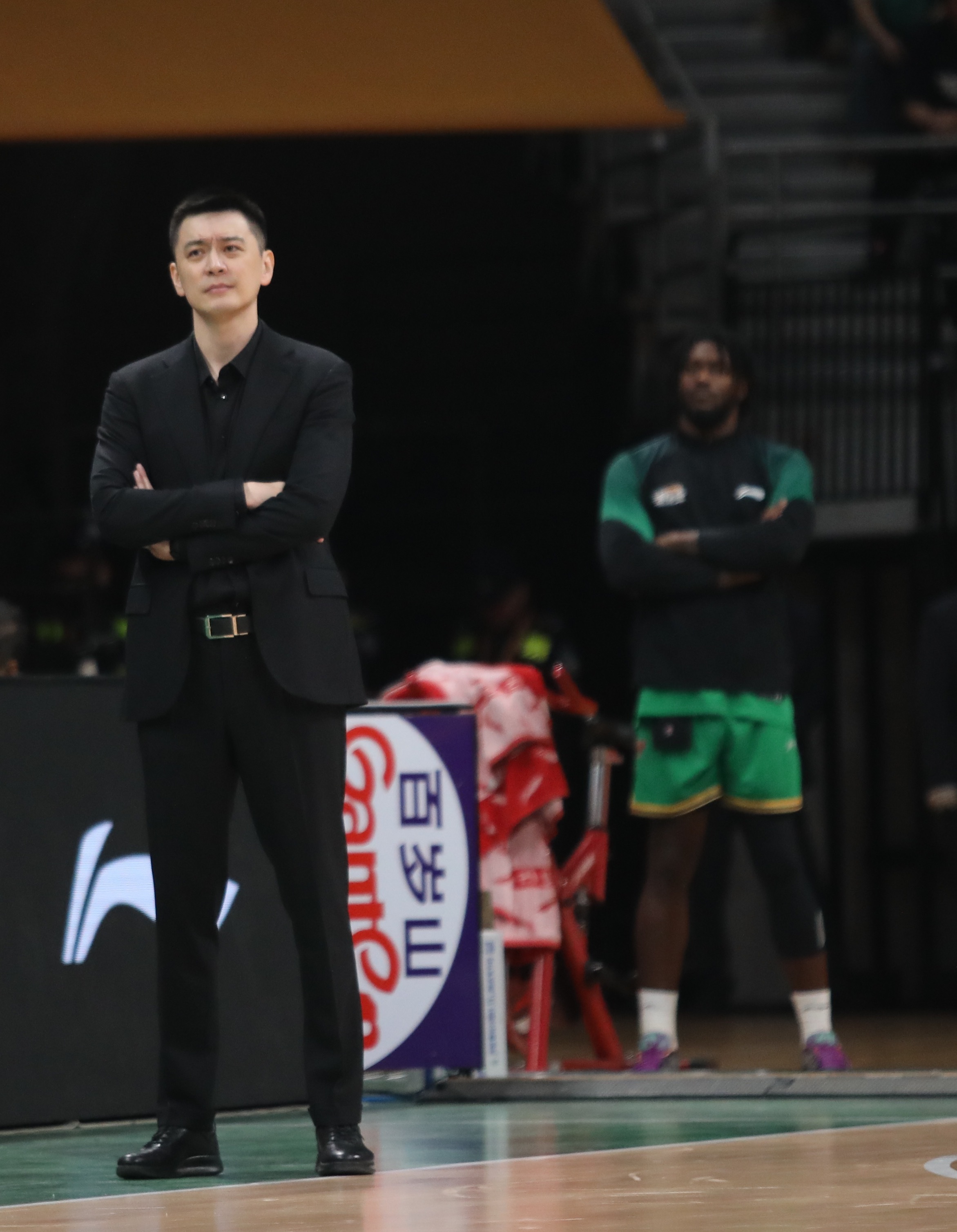 跟大家分享一张我拍的特别有意思的图片鸣哥，后面那个哥们“学你”辽宁男篮