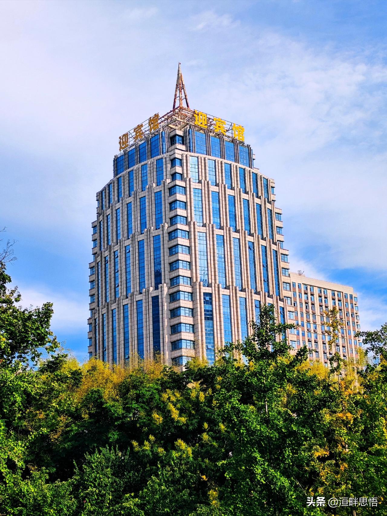 巍峨高楼，展现着城市的壮丽景色