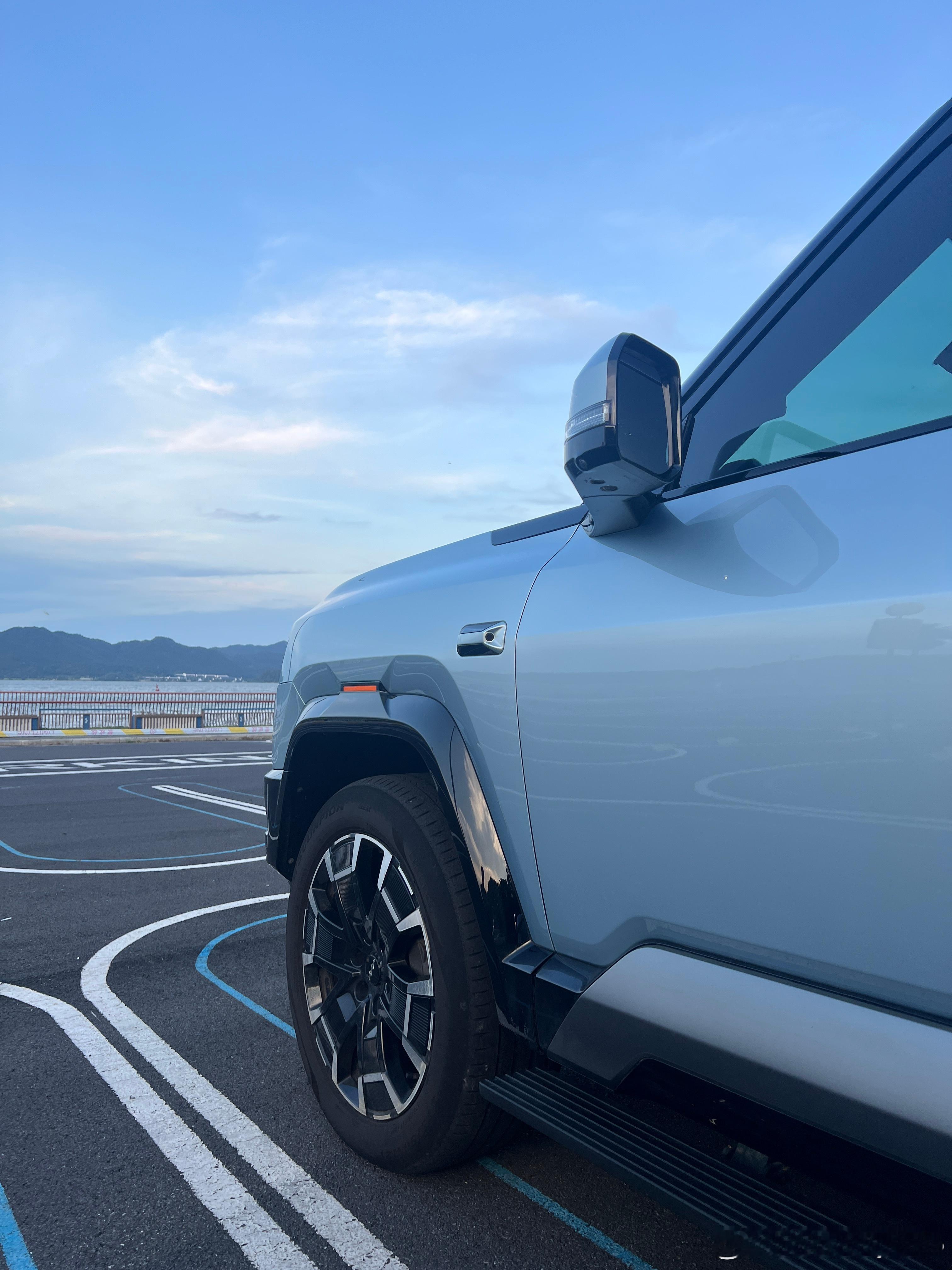 主动悬架已然成为新的战场，几家技术路线不同理想问界800V，蔚来48V，方程豹云