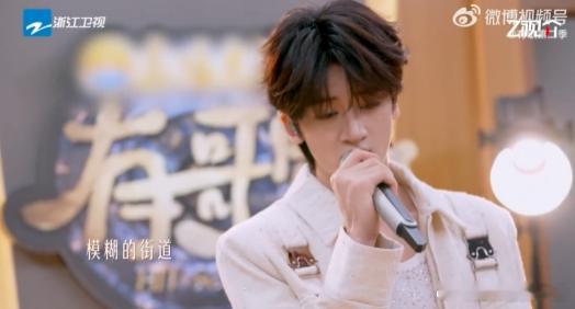 邓佳鑫嗓音穿透力 有歌第二季的舞台上，邓佳鑫凭借《I guess nobody》