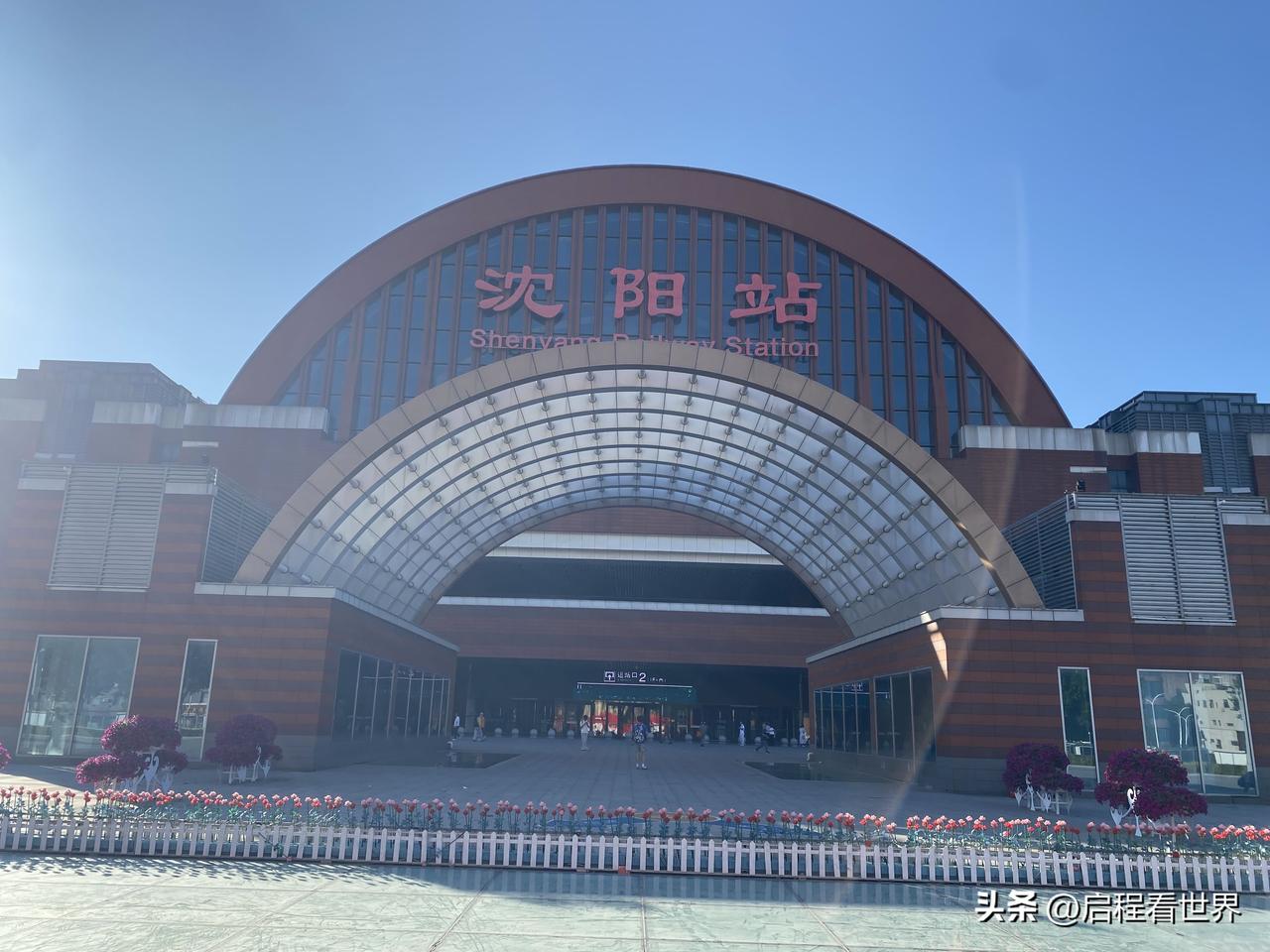 绿皮火车上的长春小算盘
钢轨哐当，离沈阳渐行渐远，正向着长春疾驰。我此刻正伏在座