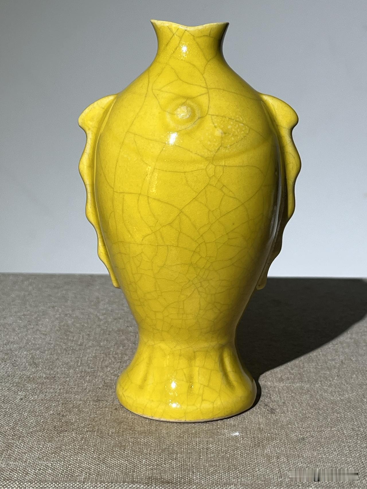 《柴窑名窑图鉴》第十七辑：黄釉开片鱼形瓶！
 
在柴窑瓷的传世序列里，这件黄釉鱼