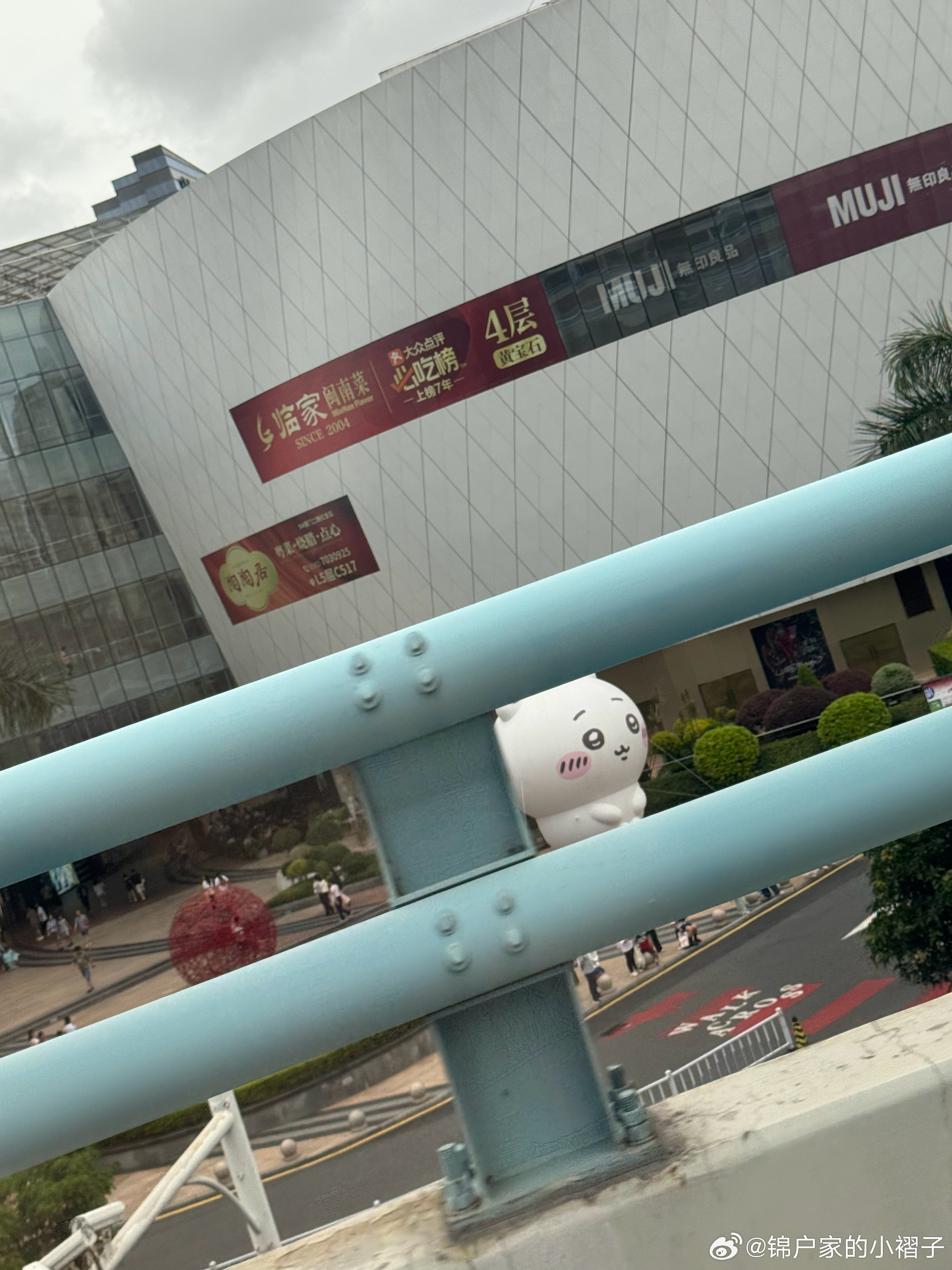 下高架的时候看到个巨型chikawa 