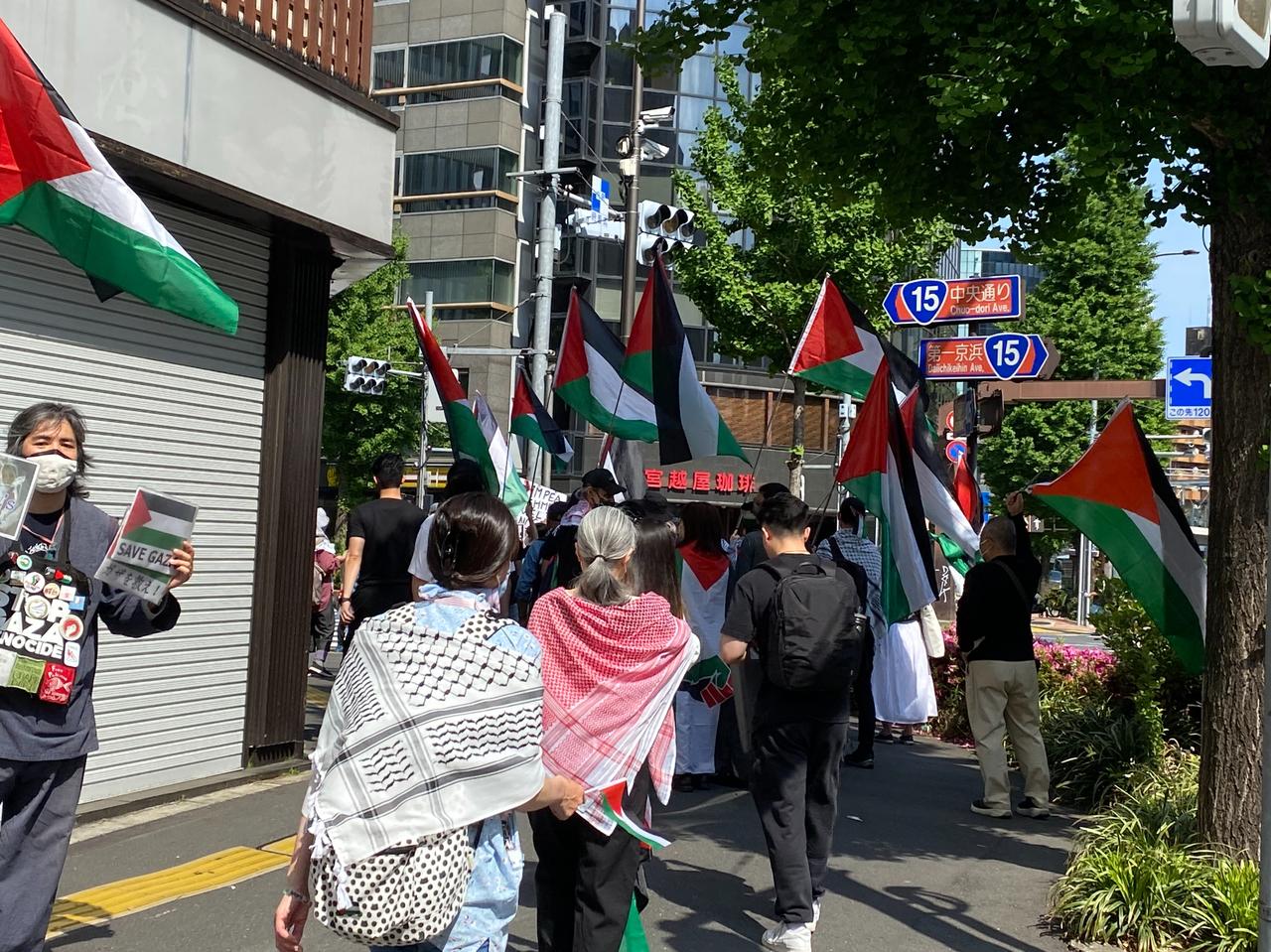 日本黄金周（5月3-6日）假期陪朋友去银座苹果店买手机[微笑]
从新桥车站出站时
