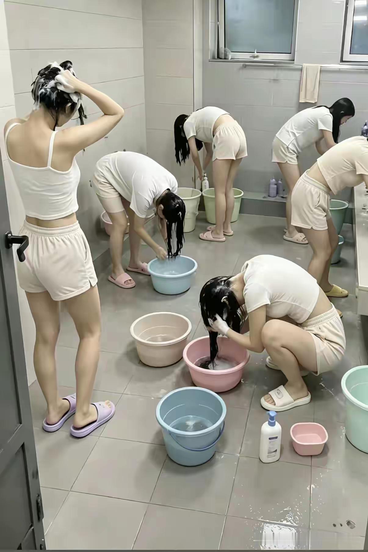 这是一个厂里女生宿舍的洗发间，一盆清水承包所有的卫生，打工人的不易。