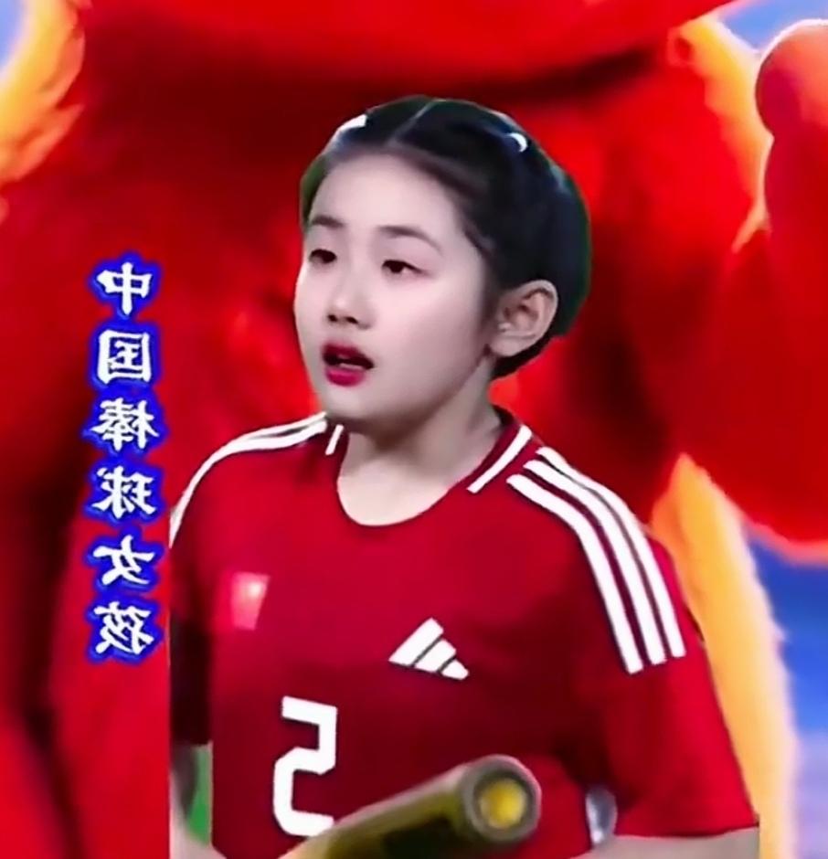 这位身穿红色2号球衣的棒球女孩近几天火爆所有的网络，不知道各网友有没有刷到过。