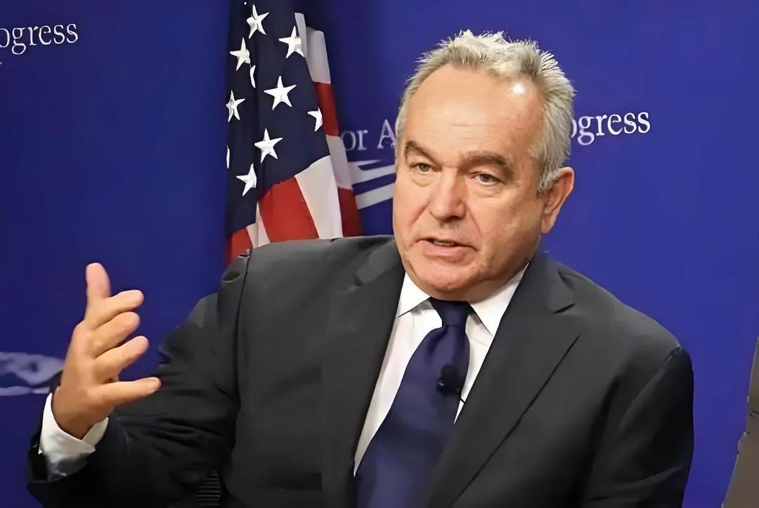 美国一个参议员参加的辩论会上，一位参议地就美国和中国诸多方面的问题，询问原拜登政