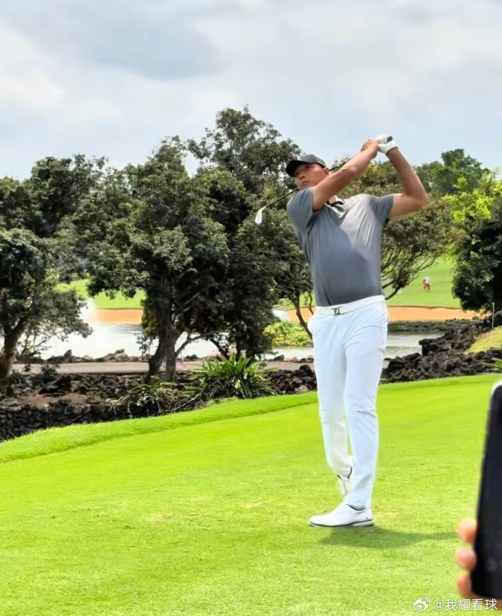 联哥这退役后的生活真惬意，打打高尔夫自在又潇洒，而且身材依旧挺拔有型啊，这状态太