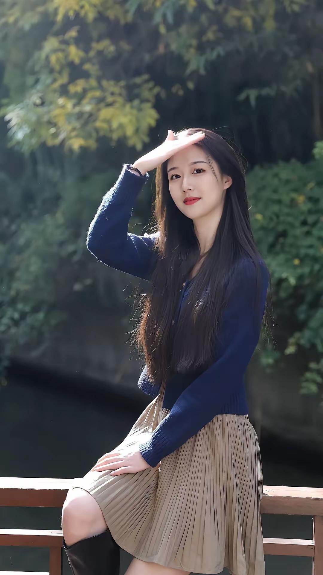 绿树掩映中，佳人倚栏望。