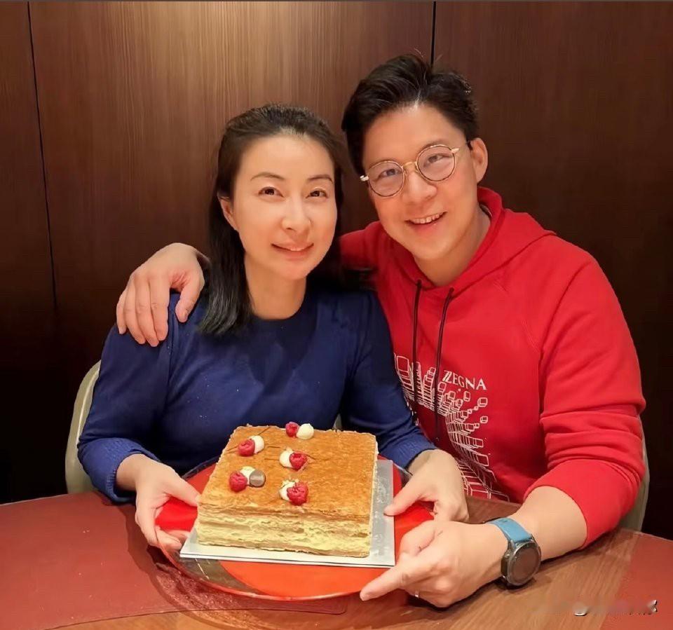 霍启刚公示自己财产的重点不是他持有35个物业，重点是他与郭晶晶共同持有，他真的很