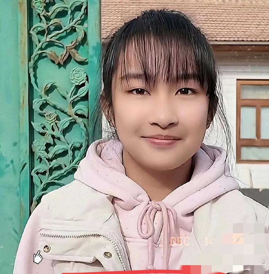 再次接受采访，李佳婷的耳钉不见了！
眼尖的网友发现，救人英雄李佳婷第一次出现在人