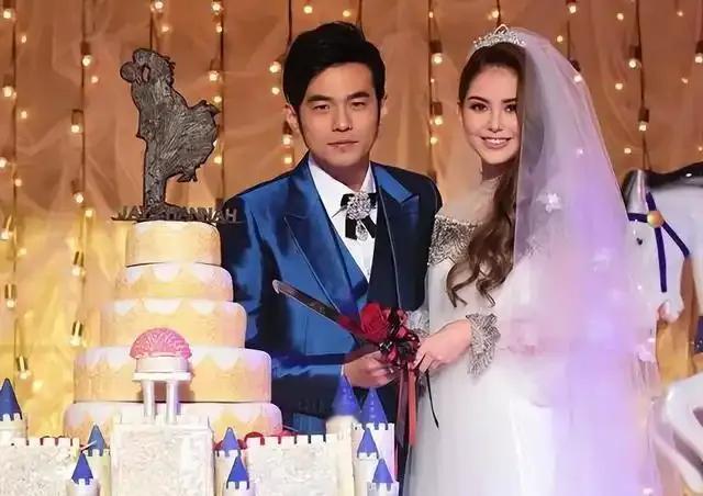 与国外的隆重而华丽的古堡婚礼不同，周杰伦当年台北的婚礼，更小家碧玉一点，虽然有的